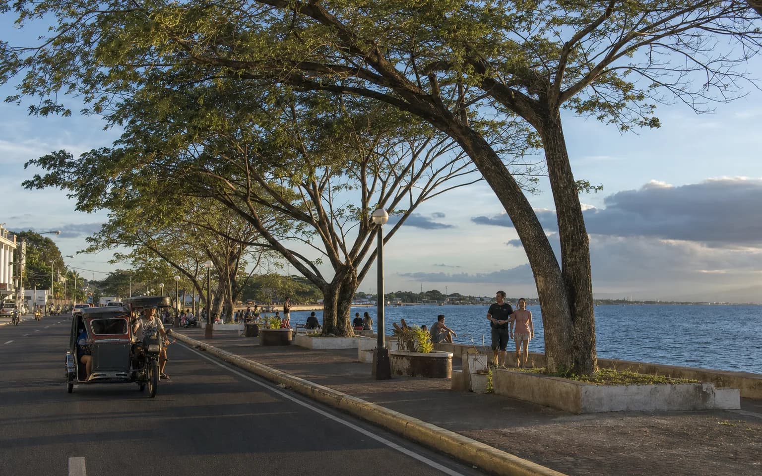 Le boulevard Rizal à Dumaguete, la ville la moins chère pour vivre aux Philippines en 2026
