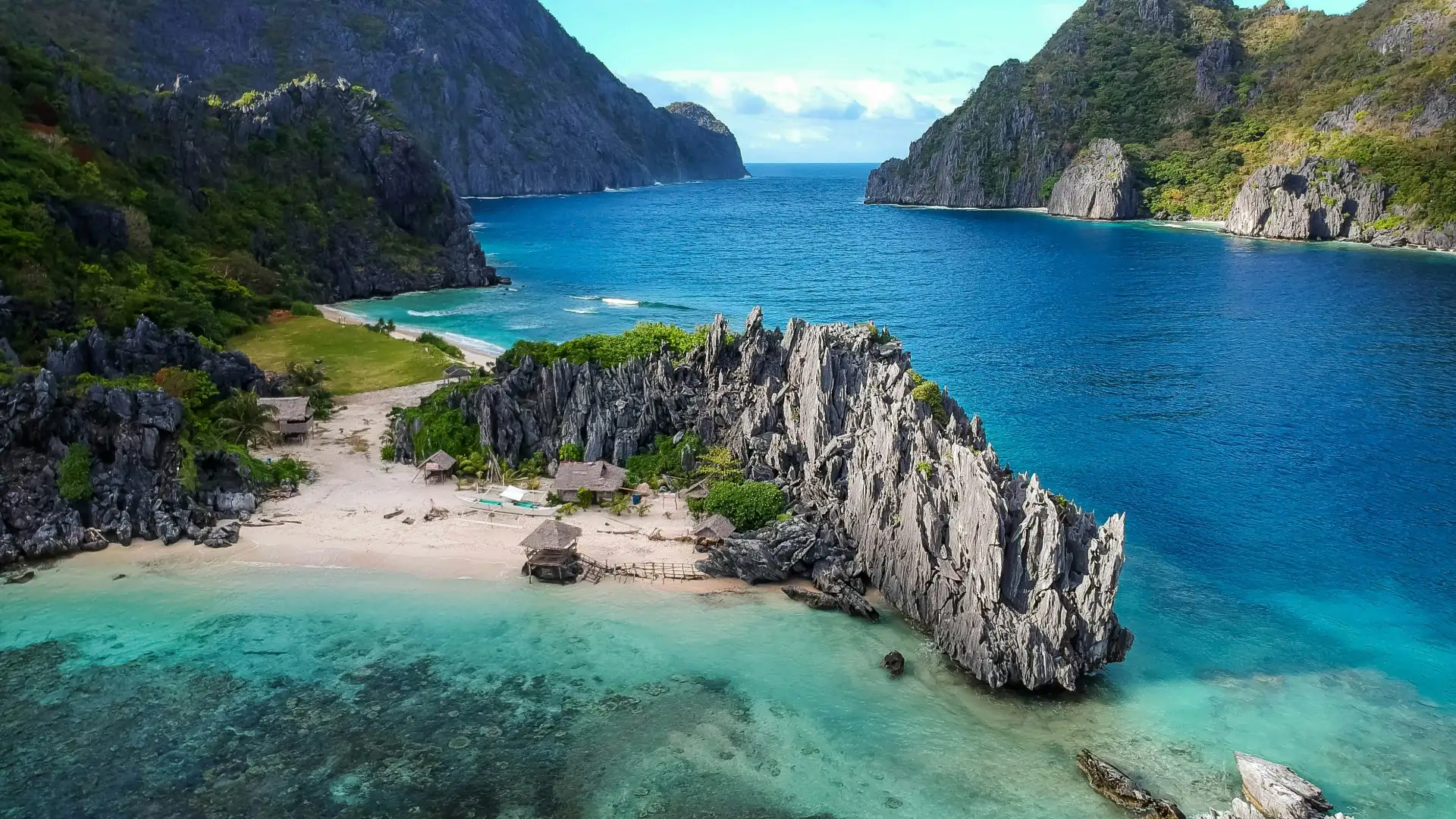 Vue aérienne d'une plage de sable blanc aux Philippines avec des bateaux traditionnels bangka