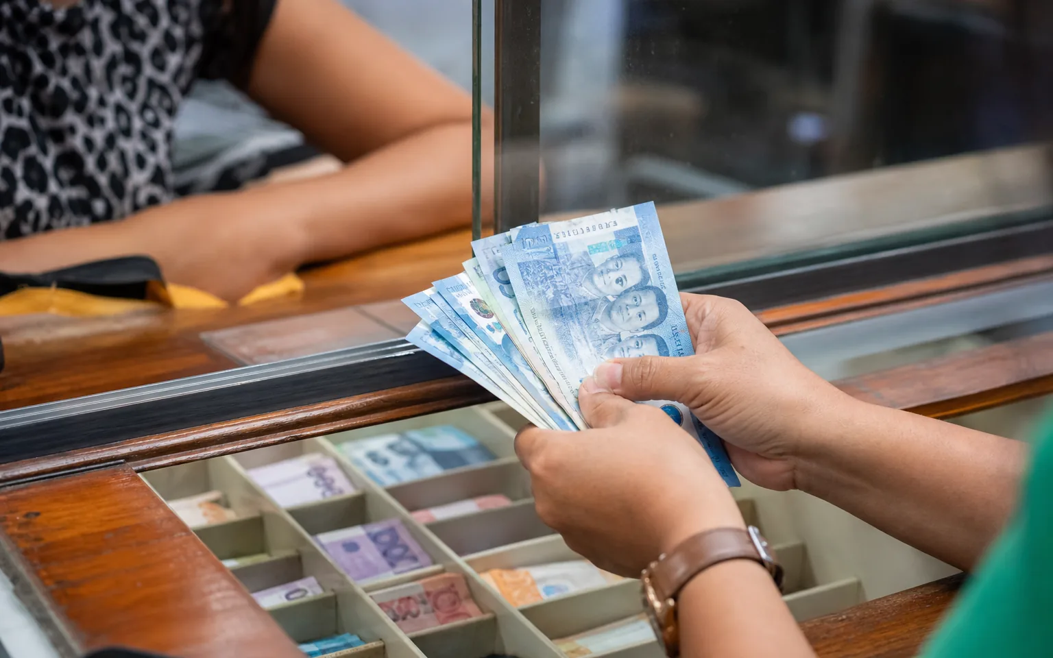 Compare toujours le taux réel : certains bureaux de change touristiques prennent 5 à 8 %